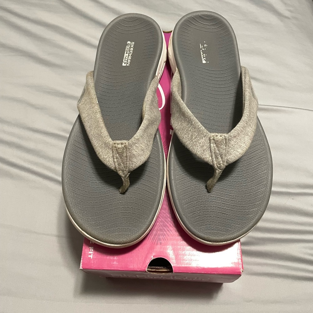 Skechers gray flip flops - size 9